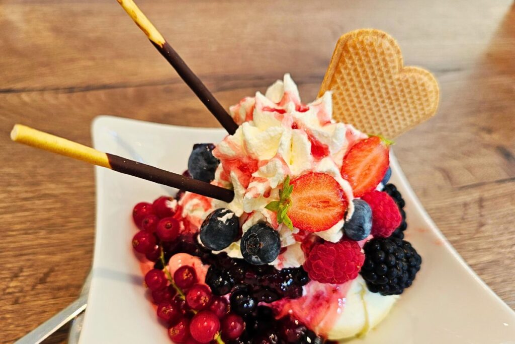 Bunter Eisbecher mit Beeren, Erdbeeren und Waffel im Eis Schätzle Karlsruhe