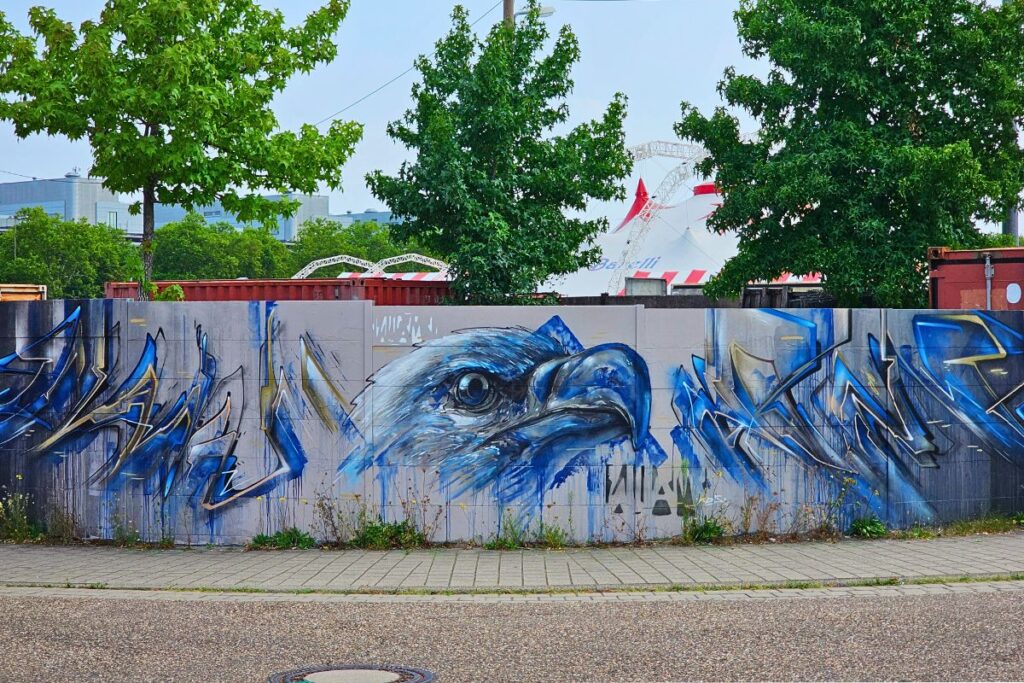 Blaues Adler-Graffiti an Wand im Alten Schlachthof Karlsruhe