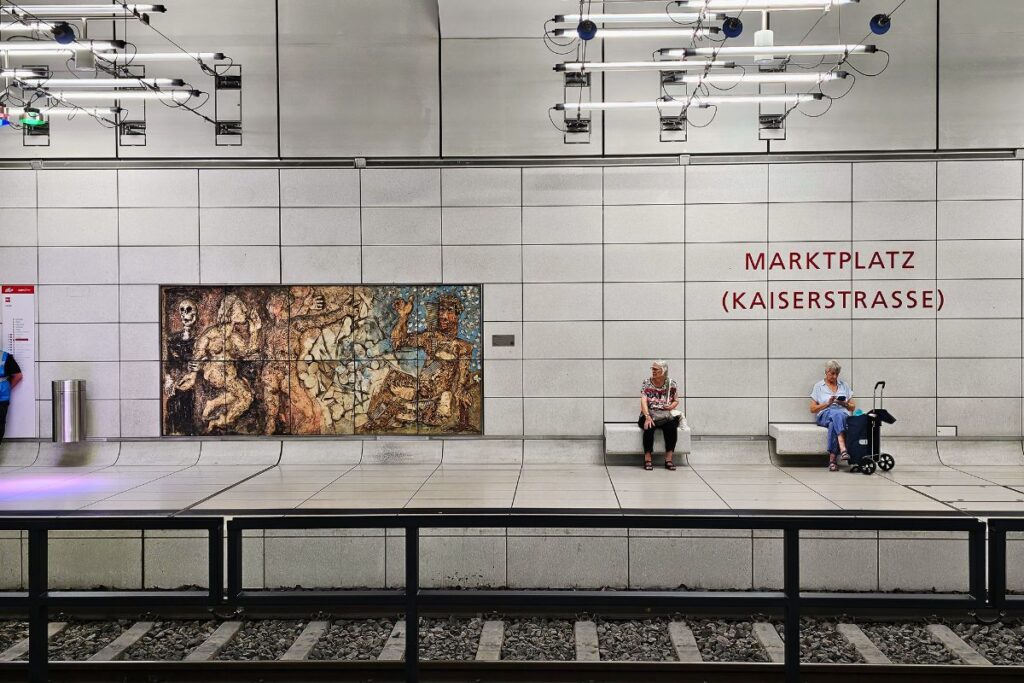 Unterirdischer Bahnhof Marktplatz Karlsruhe mit Wandkunst und Sitzbänken