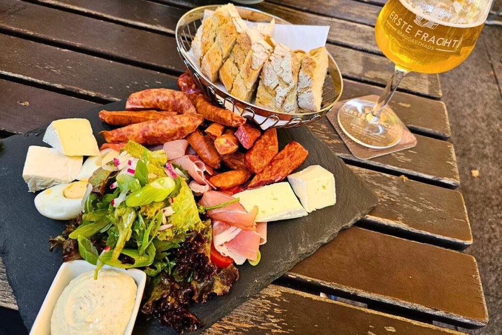 Vesperplatte mit Wurst, Käse, Brot und Bier im Erste Fracht Braugasthaus Karlsruhe