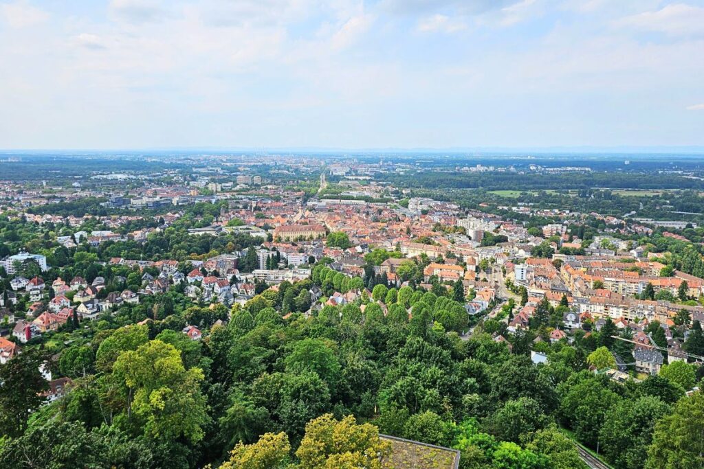 Panoramablick vom Turmberg Karlsruhe über die Stadt und die Rheinebene bis zum Schwarzwald