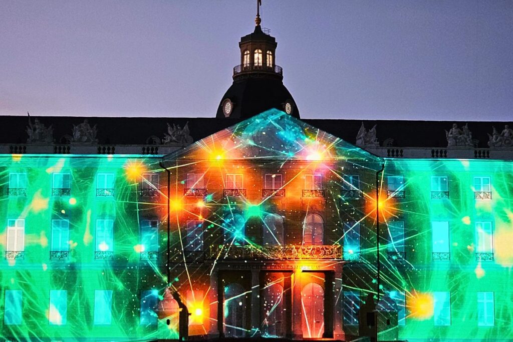 Bunte Lichtprojektion bei den Schlosslichtspielen Karlsruhe auf der Fassade des Schlosses
