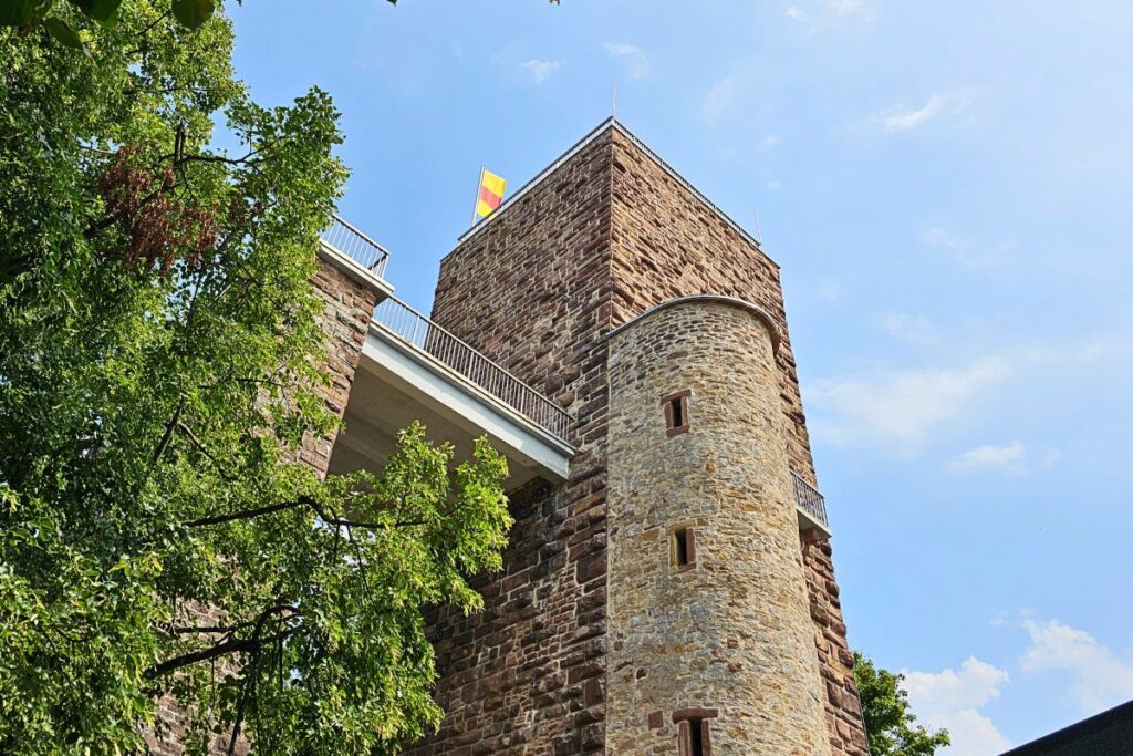 Aussichtsturm Turmberg Karlsruhe auf dem Schlossberg mit rotem Sandstein und Panoramaplattform