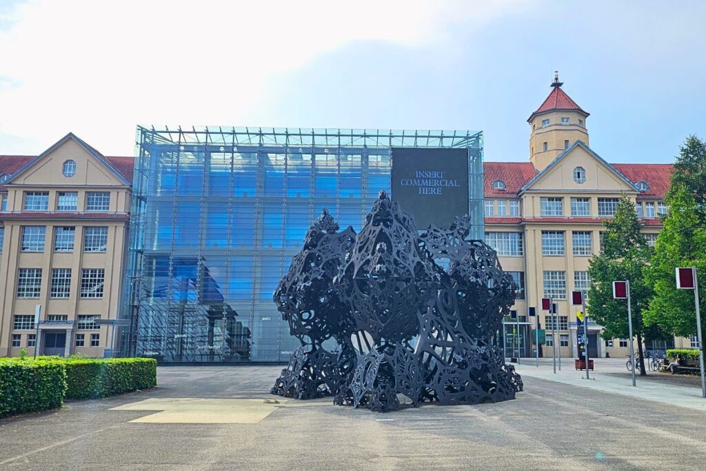 Außenansicht des ZKM Karlsruhe mit moderner Glasfassade und Kunstinstallation