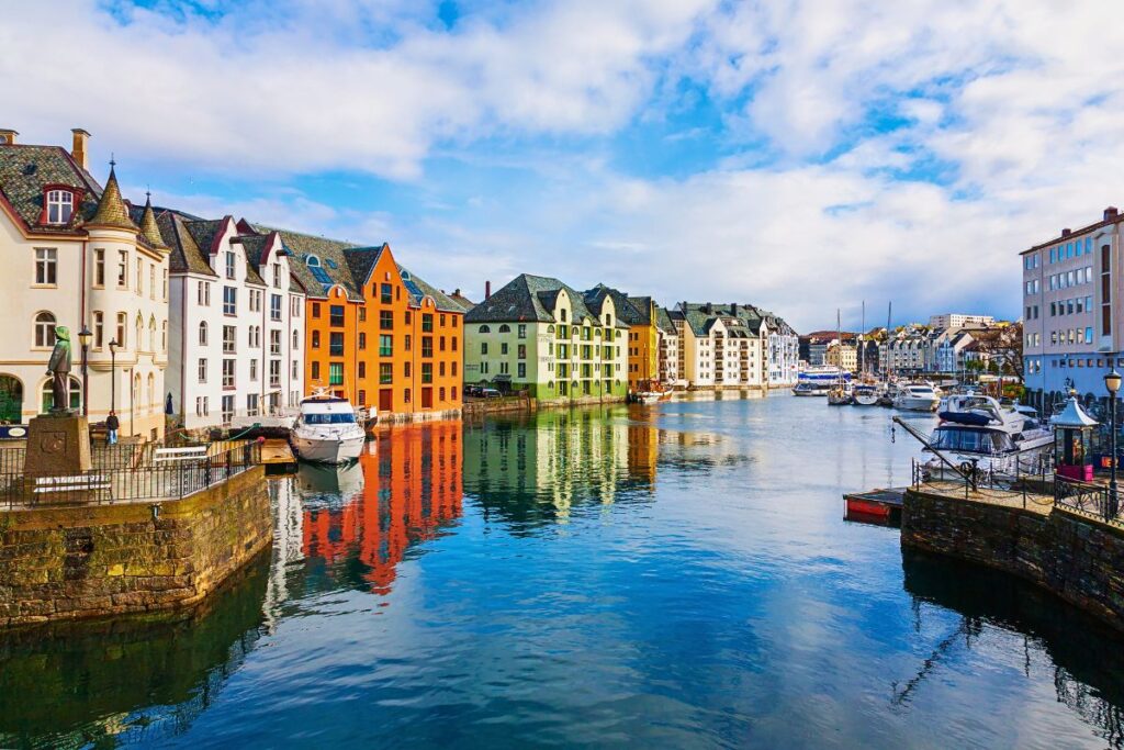 Bunte Jugendstilhäuser am Hafen von Ålesund im Sonnenlicht