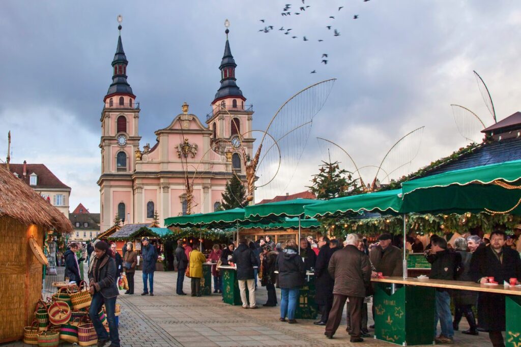 Barocker Weihnachtsmarkt in Ludwigsburg mit Ständen und Marktplatz vor der Stadtkirche