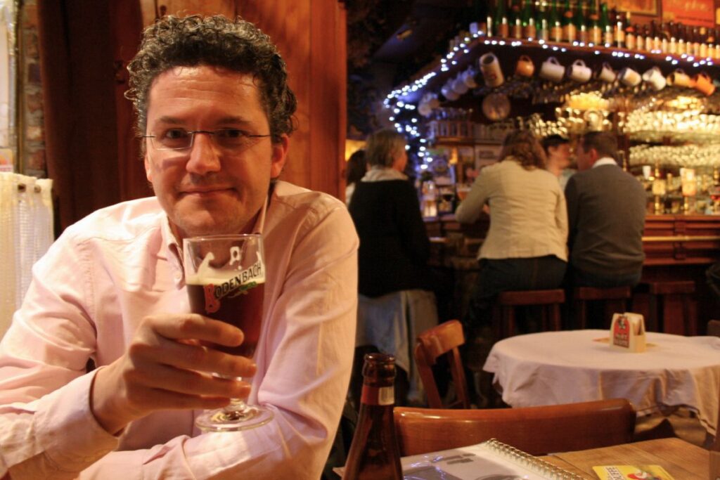 Mann mit Glas Rodenbach-Bier in einer gemütlichen belgischen Bar