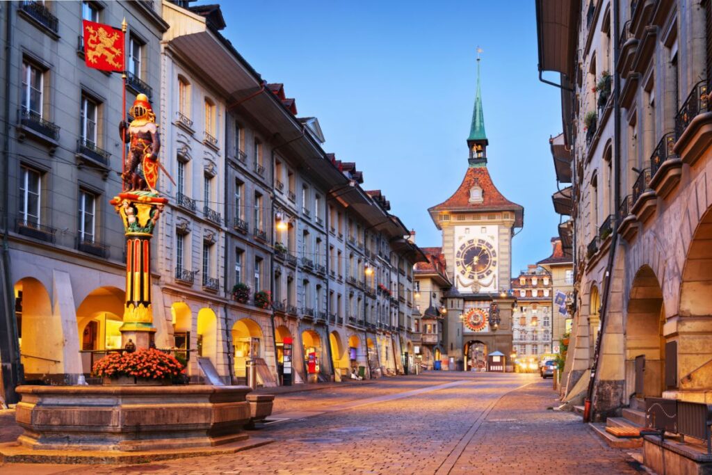 Zytglogge und Figurenbrunnen in der Berner Altstadt bei Abendlicht