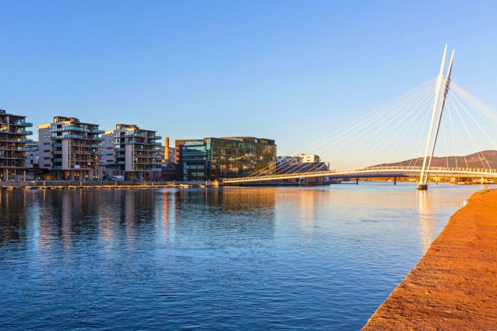 Moderne Fußgängerbrücke und Uferpromenade in Drammen