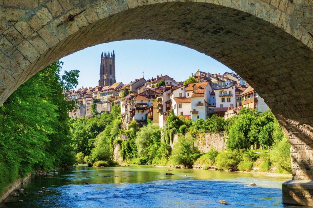 Mittelalterliche Häuser von Fribourg über der Sarine mit Kathedrale im Hintergrund