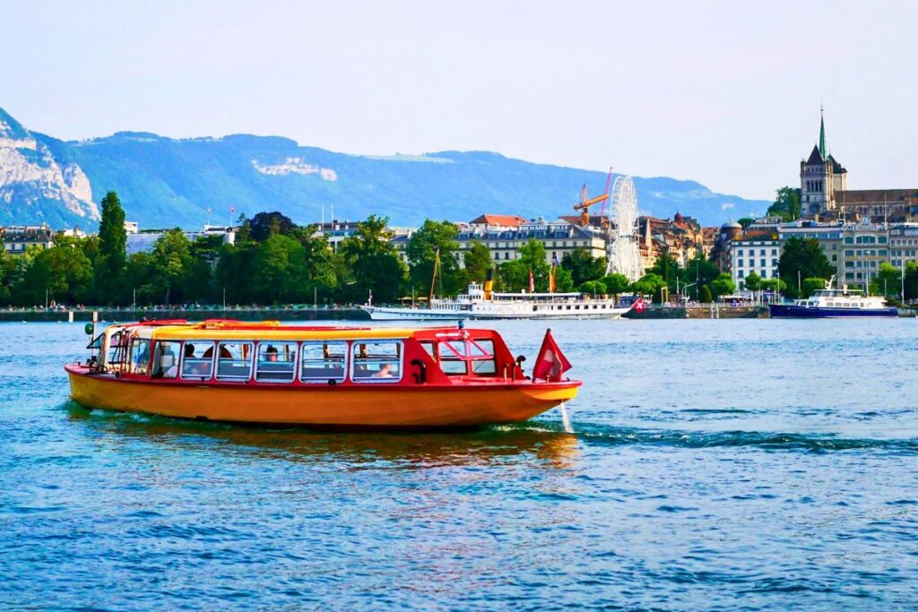 Mouettes-Boot auf dem Genfersee mit Blick auf Genf und Alpen
