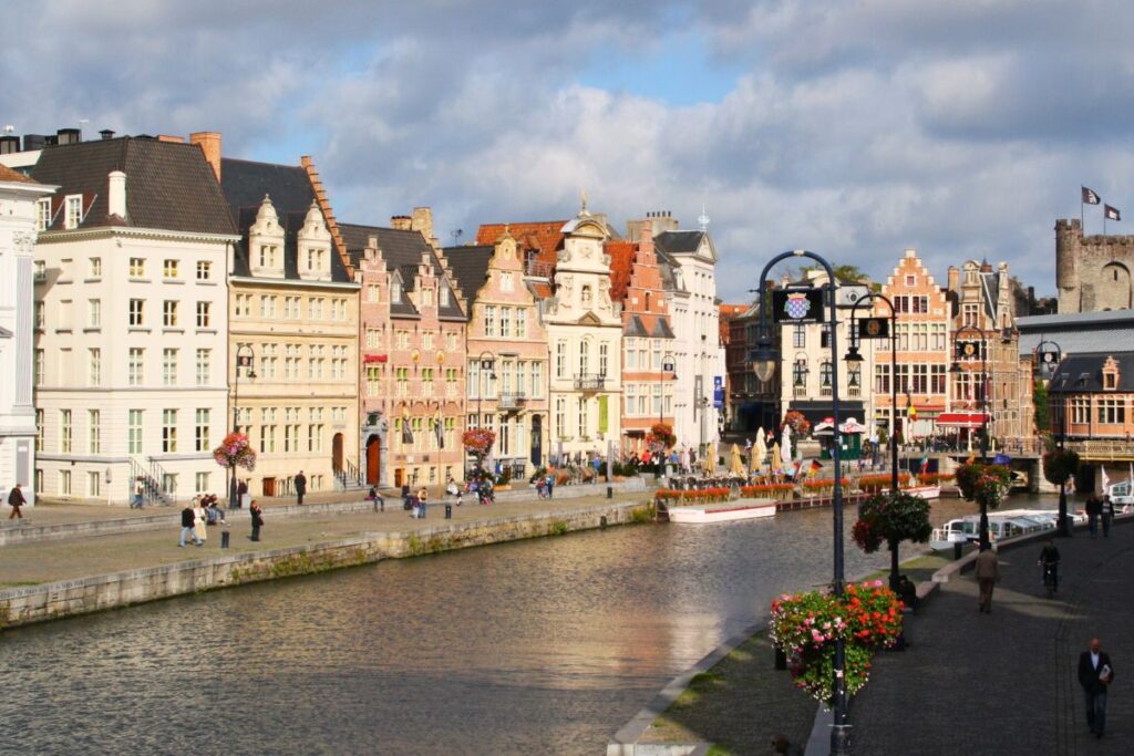 Altstadtufer Graslei in Gent mit historischen Giebelhäusern am Kanal unter blauem Himmel