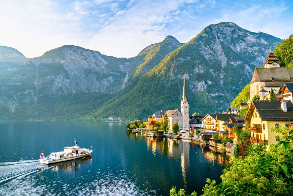 Hallstatt am Hallstätter See mit Bergen und Kirchturm