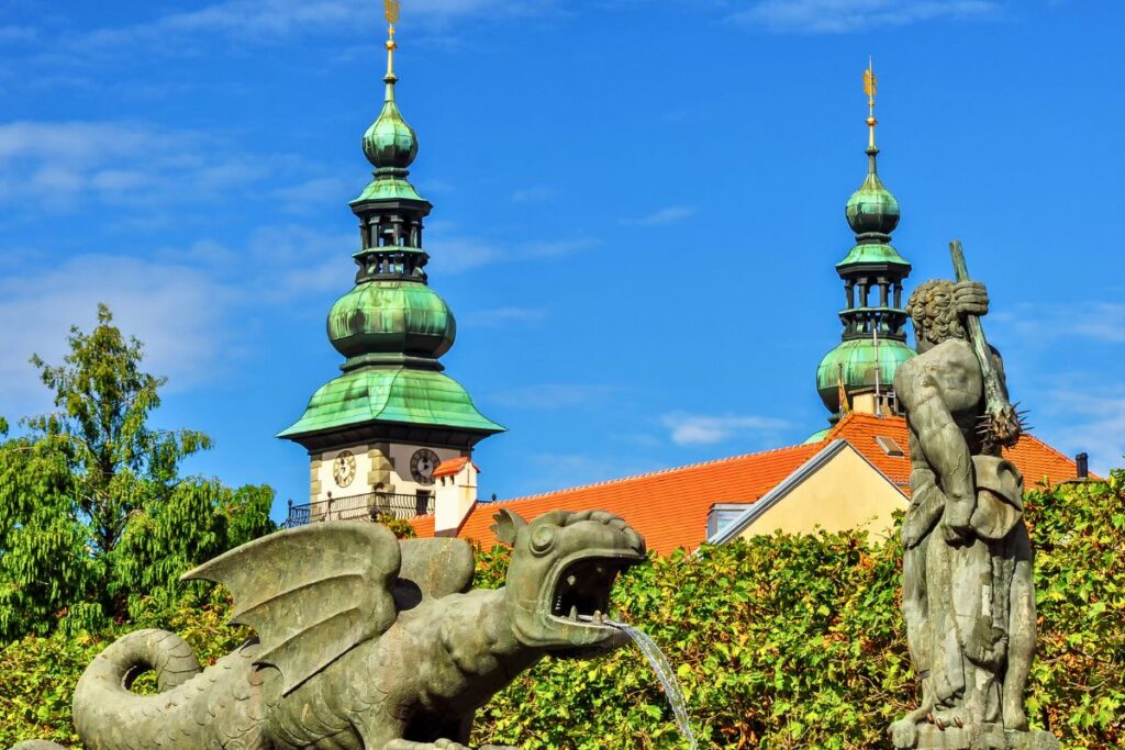 Lindwurmbrunnen mit Drache und Figur auf dem Alten Platz in Klagenfurt