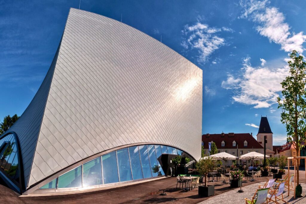 Moderne Landesgalerie Krems mit geschwungener Architektur an der Kunstmeile