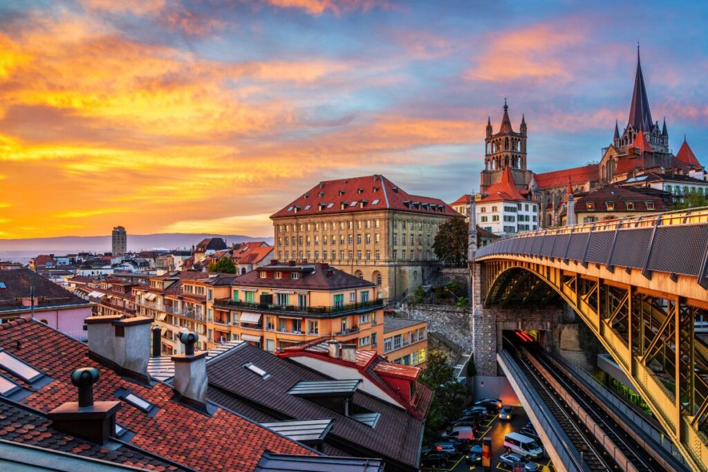 Lausanne mit Kathedrale und Viadukt der Metro bei Sonnenuntergang