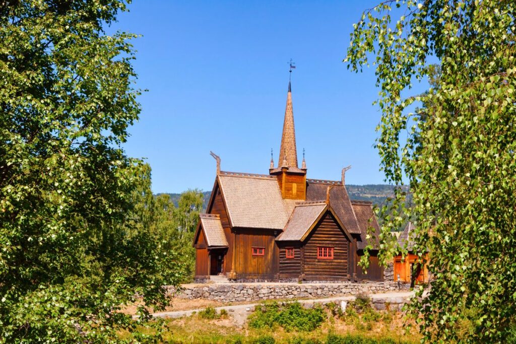 Historische Stabkirche Garmo bei Lillehammer, umgeben von Birken