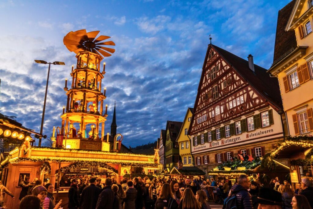 Mittelalterlicher Weihnachtsmarkt in Esslingen mit beleuchteter Weihnachtspyramide und Fachwerkhäusern