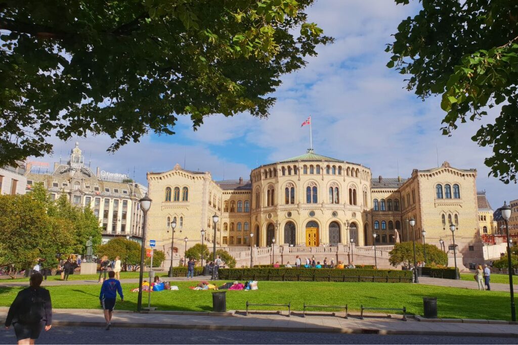 Das norwegische Parlament Stortinget in Oslo mit Park und blauen Himmel
