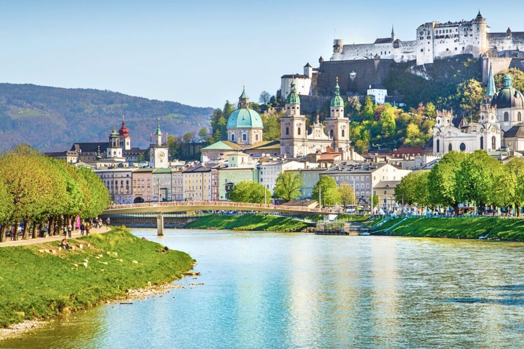 Blick auf Salzburgs Altstadt und Festung Hohensalzburg entlang der Salzach