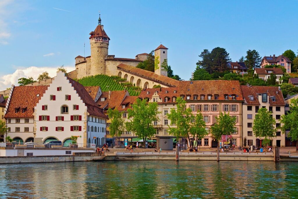 Schaffhauser Altstadt mit Munot-Festung und Häusern am Rhein