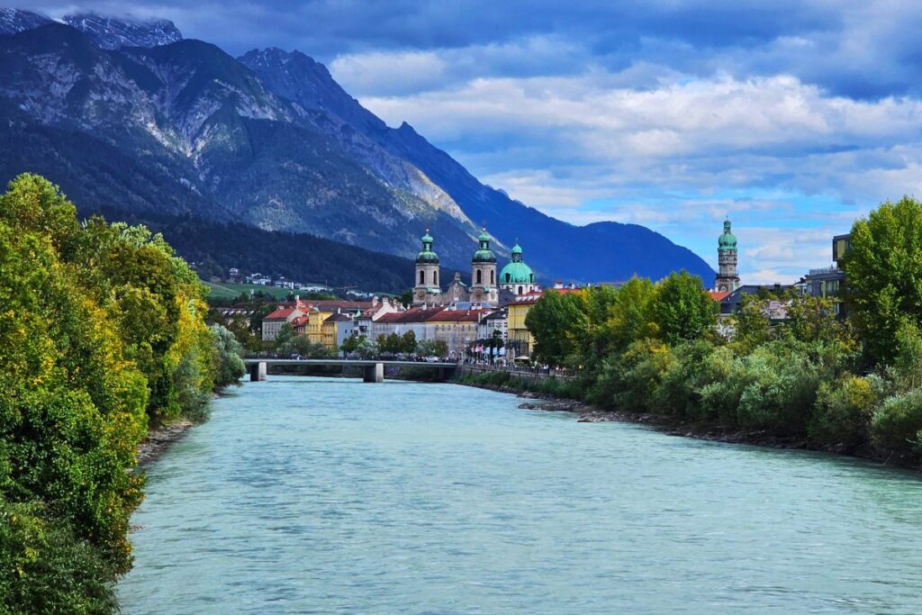 Blick über den Inn auf Innsbruck mit Dom zu St. Jakob und Alpenkulisse