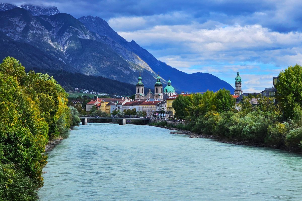 Blick über den Inn auf Innsbruck mit Dom zu St. Jakob und Alpenkulisse