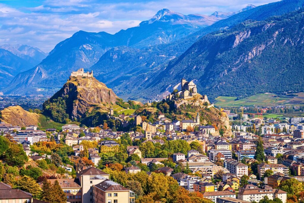 Panorama von Sion mit den Burgen Tourbillon und Valère und Alpenkulisse