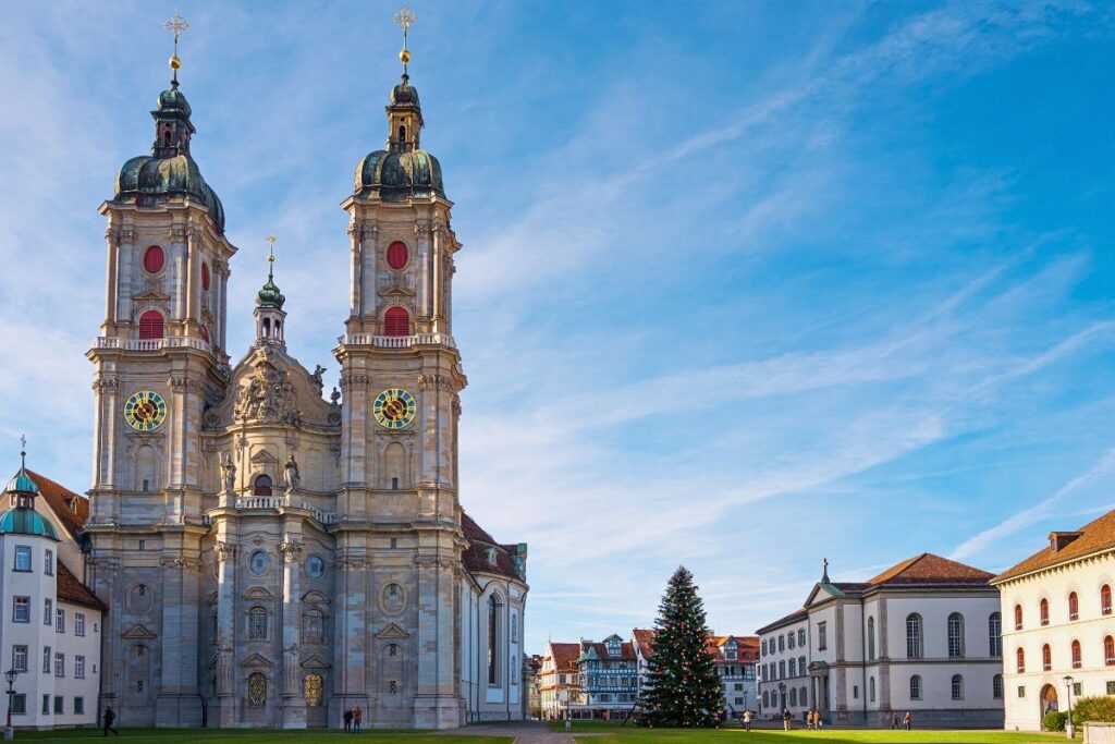 Kathedrale von St. Gallen im Stiftsbezirk vor blauem Himmel