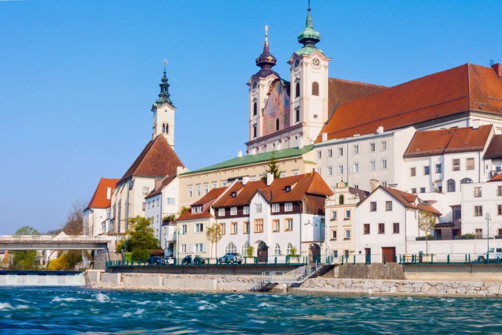Blick auf Steyr mit Stadtpfarrkirche und historischen Häusern am Zusammenfluss von Enns und Steyr