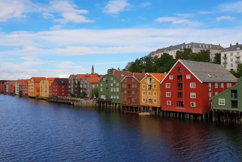 Bunte historische Speicherhäuser der Bryggene entlang der Nidelva in Trondheim