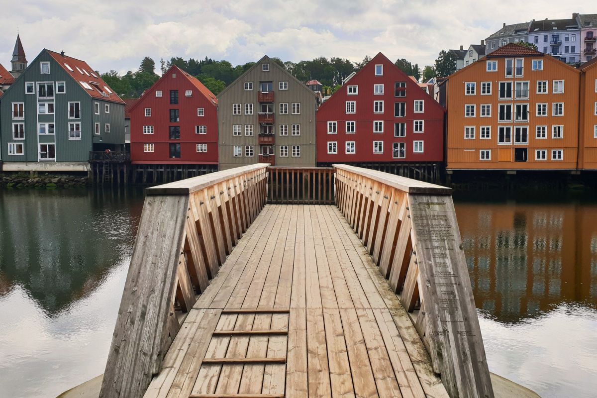 Blick über die Gamle Bybro auf die farbigen Bryggene von Trondheim