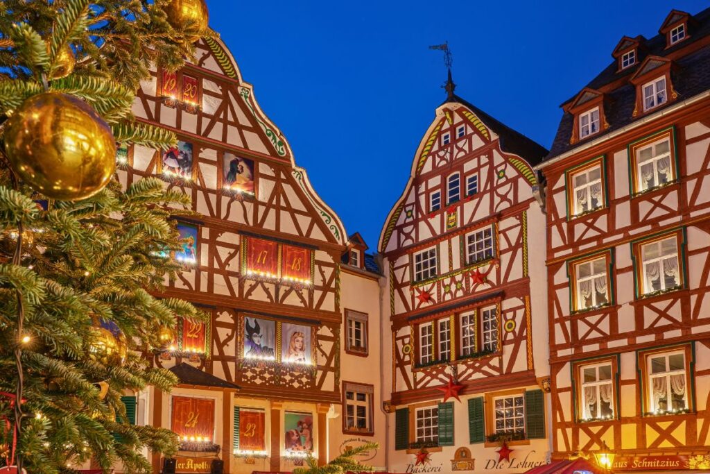 Historischer Marktplatz in Bernkastel-Kues mit Adventskalender-Zahlen in den Fenstern der Fachwerkhäuser.