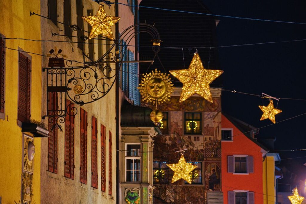 Weihnachtsbeleuchtung und Sterne in der Altstadt von Konstanz am Bodensee