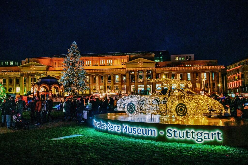 Weihnachtsmarkt in Stuttgart mit beleuchtetem Schlossplatz und Mercedes-Benz-Dekoration