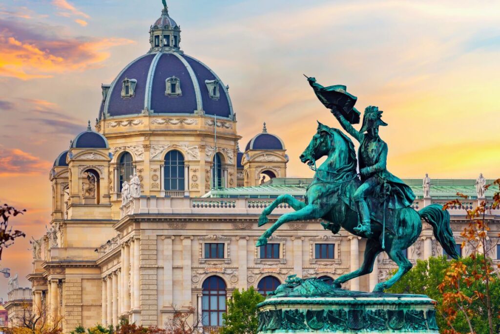 Reiterstatue vor dem Kunsthistorischen Museum Wien bei Sonnenuntergang