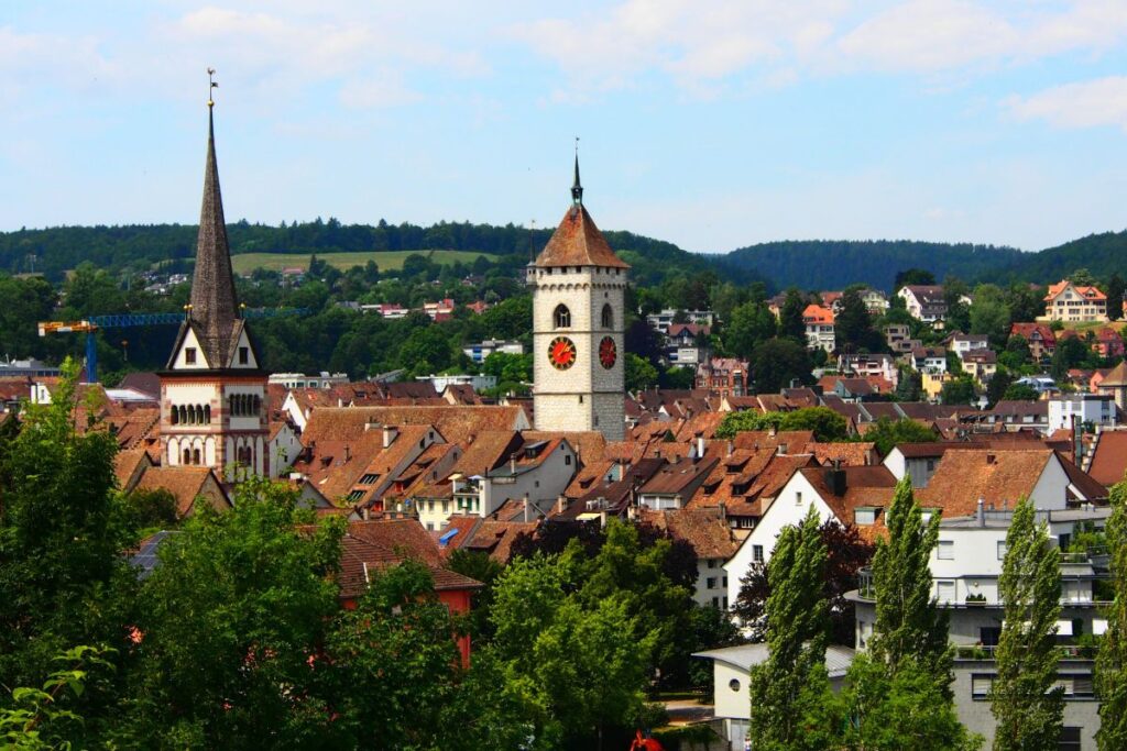 Blick über die Altstadt von Winterthur mit Stadtkirche und Uhrturm