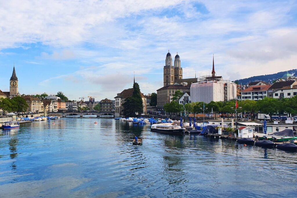 Blick über die Limmat auf Zürichs Altstadt mit Grossmünster und Fraumünster