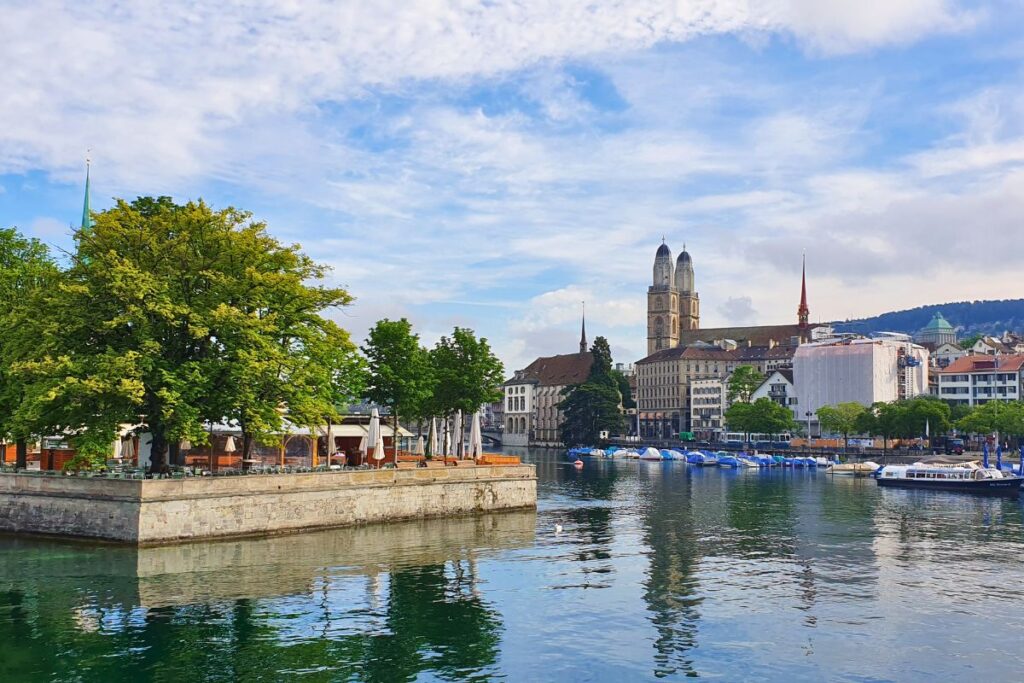 Zürich mit Limmat, Altstadt und Grossmünster im Morgenlicht