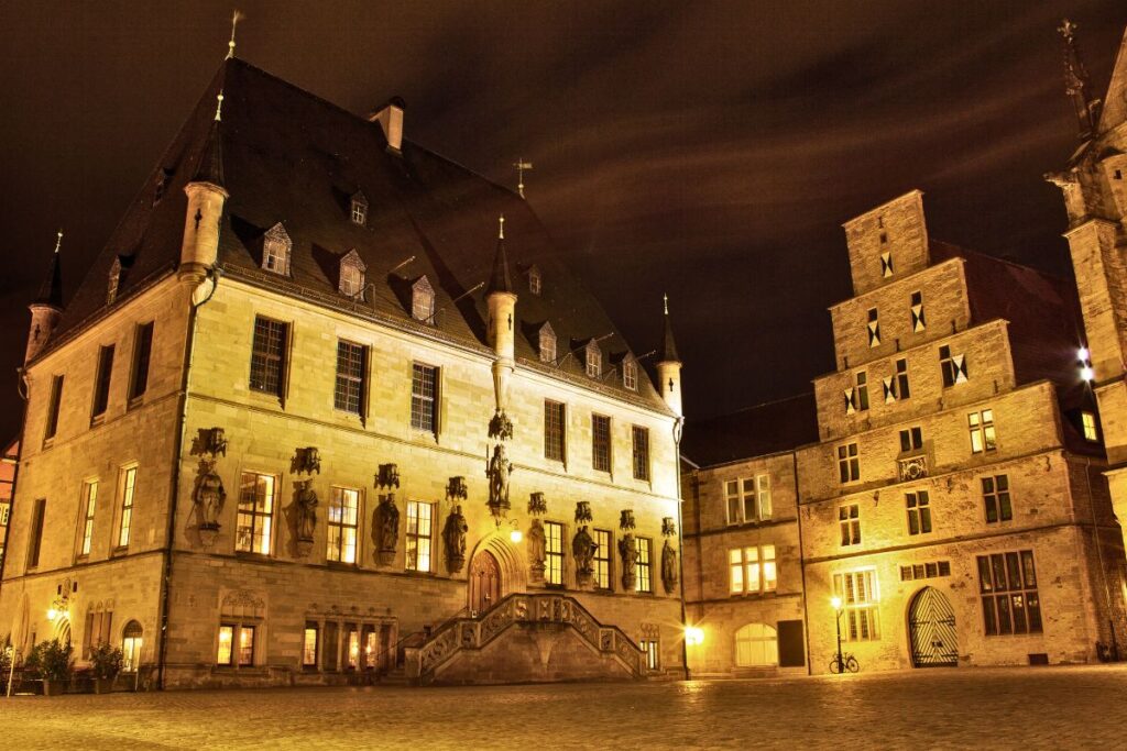 Das historisched Rathaus und die Marienkirche in Osnabrück bei Nacht