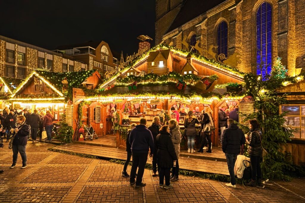 Stimmungsvolle Holzhütten auf dem Weihnachtsmarkt in der Hannoveraner Altstadt, direkt neben der Marktkirche.