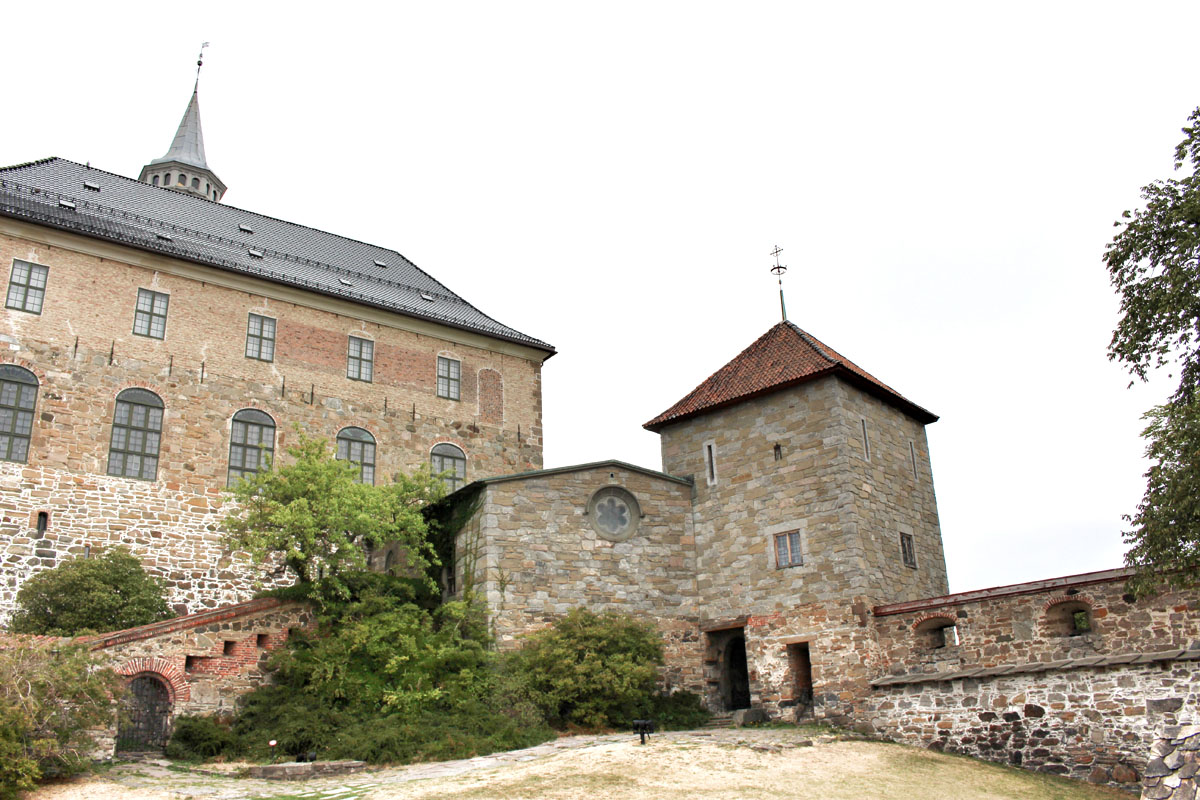 Blick auf die historischen Mauern, das Ziegelgebäude und den Turm der Festung Akershus in Oslo