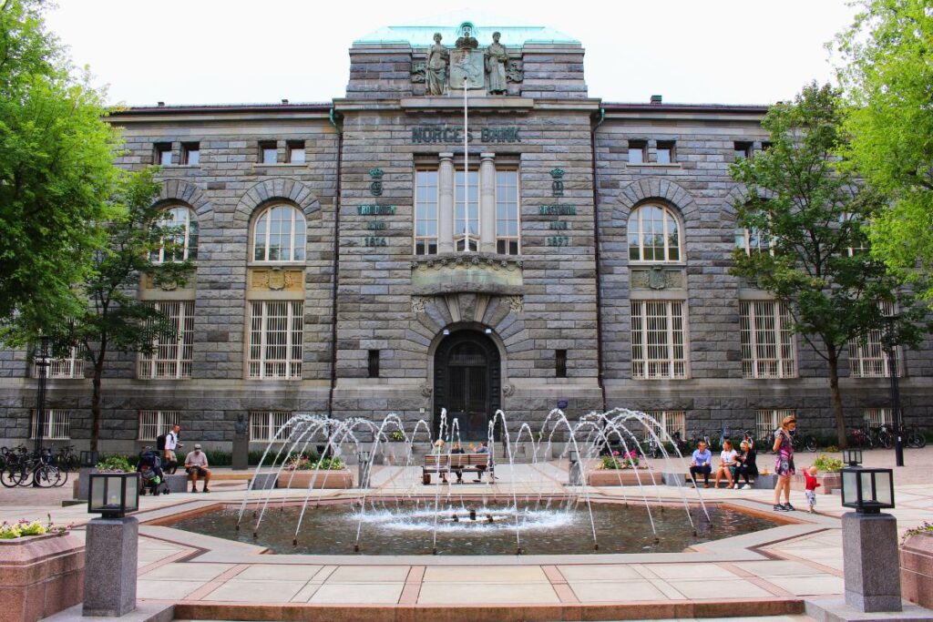 Die historische Fassade aus Granit und Marmor am Bankplassen 4 in Oslo (ehemalige Norges Bank), heute genutzt durch die norwegische Verteidigungsbehörde