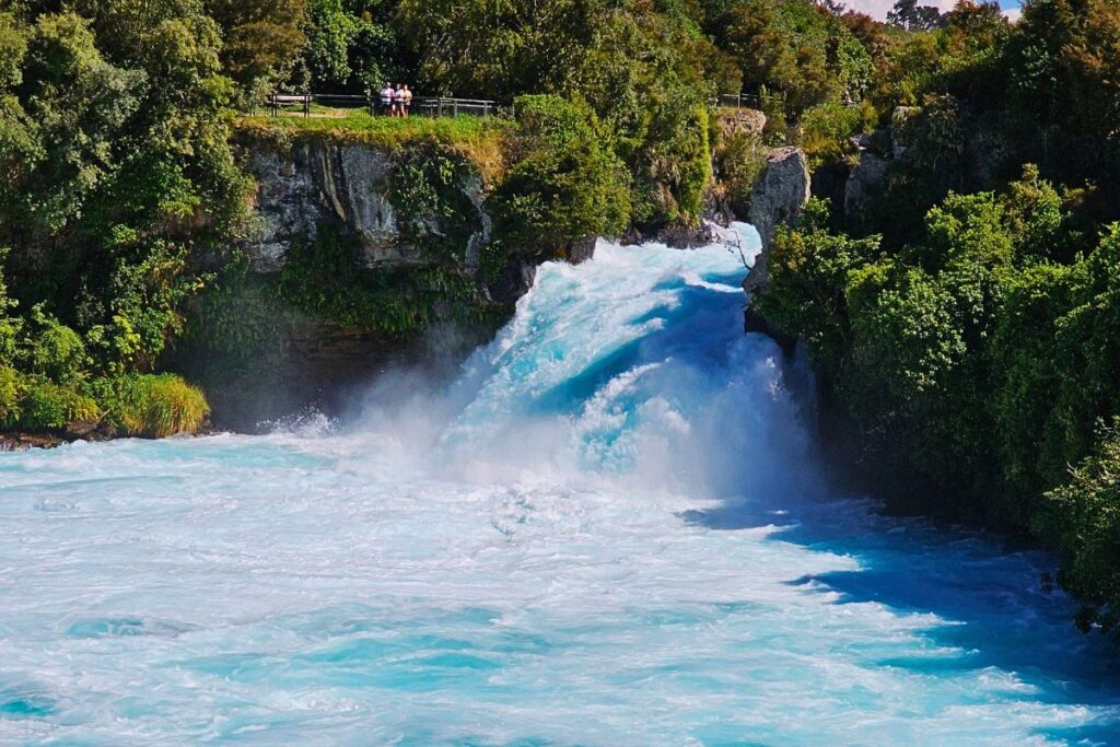 Die gewaltigen, türkisblauen Huka Falls bei Taupō, die mit hoher Geschwindigkeit durch eine schmale Felschlucht schießen.
