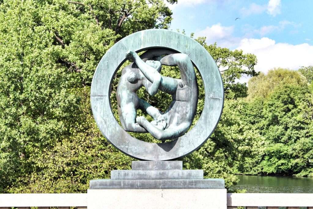 Bronzeskulptur 'Das Rad des Lebens' (Livshjulet) im Vigeland Park Oslo, die einen Kranz aus ineinander verschlungenen Menschen zeigt