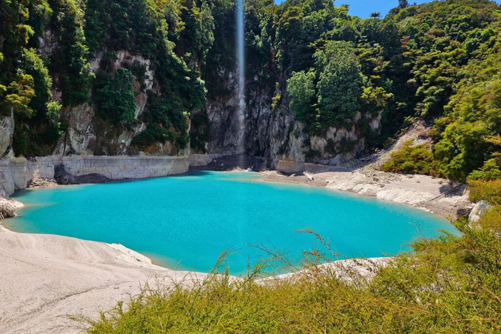 Der leuchtend türkisblaue Kratersee Inferno Crater im Waimangu Volcanic Valley bei Rotorua, Neuseeland.