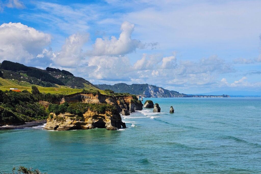 üstenlandschaft bei Tongaporutu mit den markanten Felsformationen Three Sisters und Elephant Rock im türkisblauen Meer bei Flut.