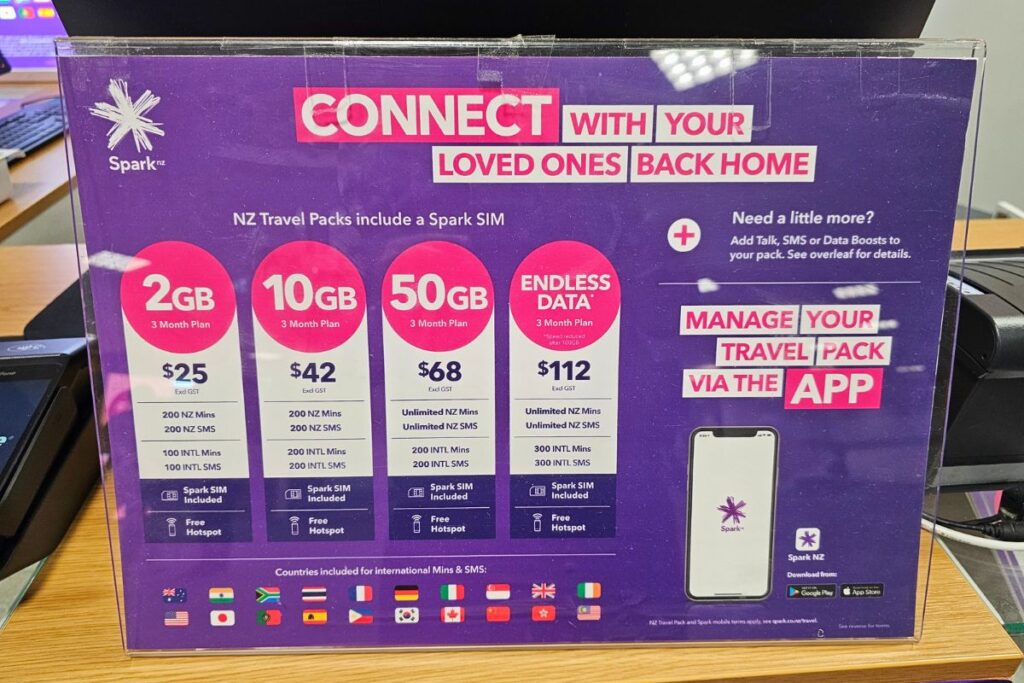 Ein Werbeaufsteller von Spark NZ zeigt Preise für Travel-SIM-Karten: 2GB für 25$, 10GB für 42$, 50GB für 68$ und Endless Data für 112$.