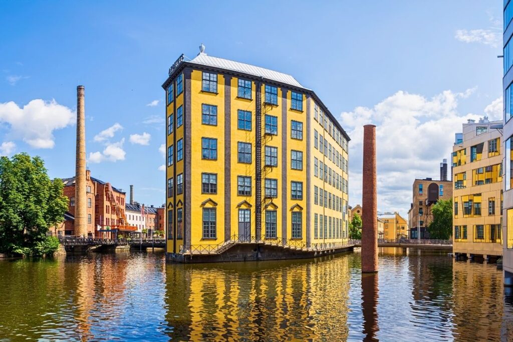 Das gelbe, siebeneckige Gebäude des Arbeitsmuseums (Arbetets museum), bekannt als "Bügeleisen", steht mitten im Wasser im Industrieviertel von Norrköping.