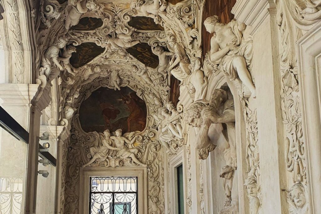 Überbordende barocke Stuckverzierungen und Skulpturen an der Decke und den Wänden im Inneren des Palazzo Leoni Montanari.